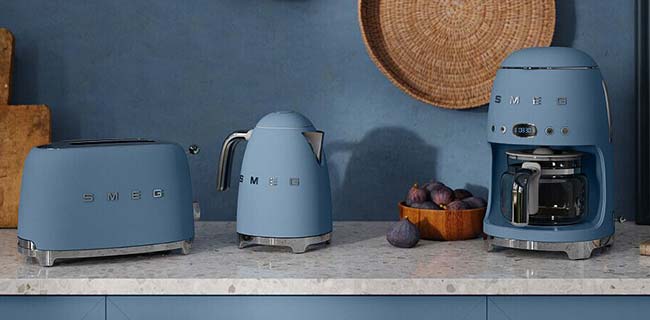 SMEG Kaffeemaschine mit Wasserkocher und Toaster