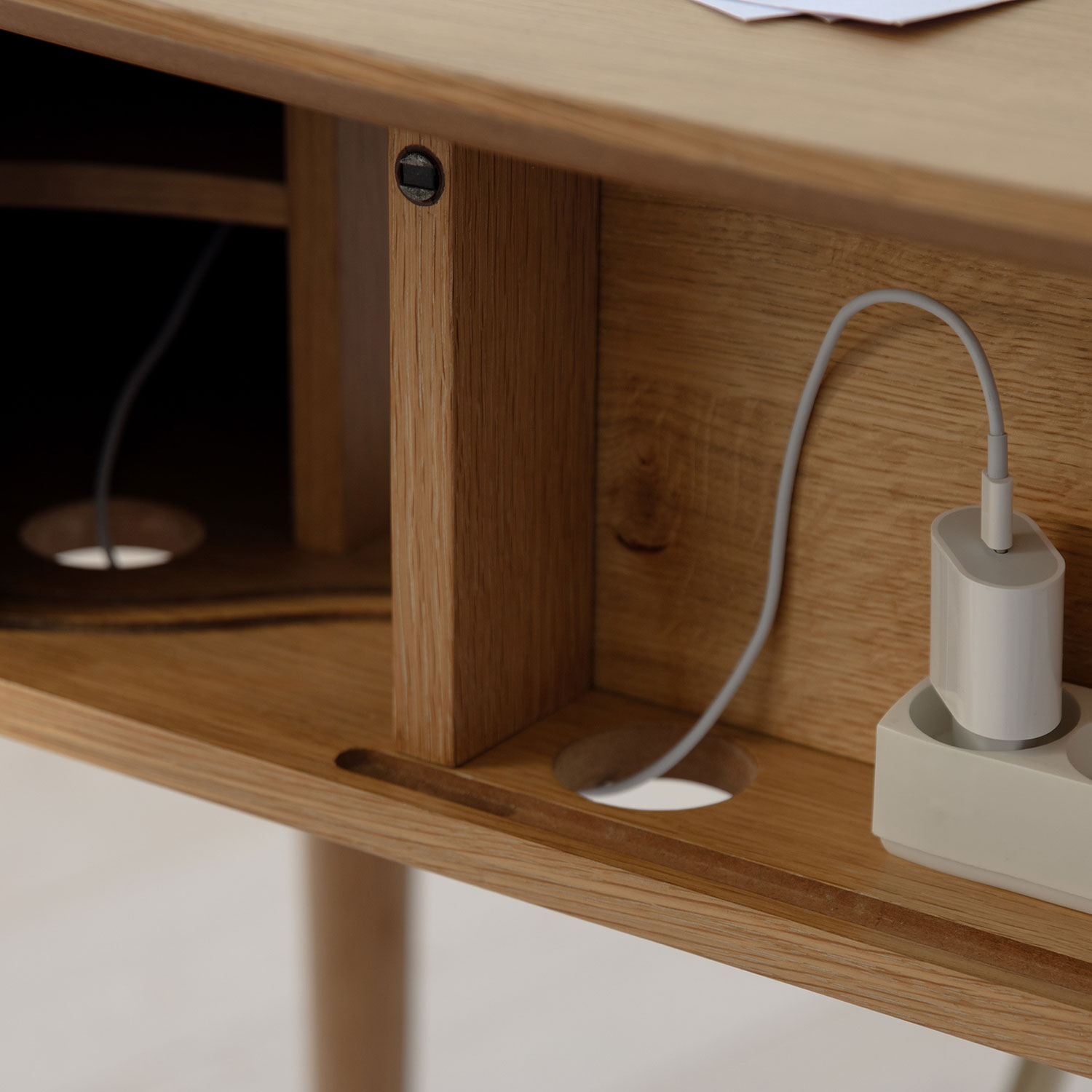 UMAGE audacious schreibtisch eiche detail kabel 2 100889