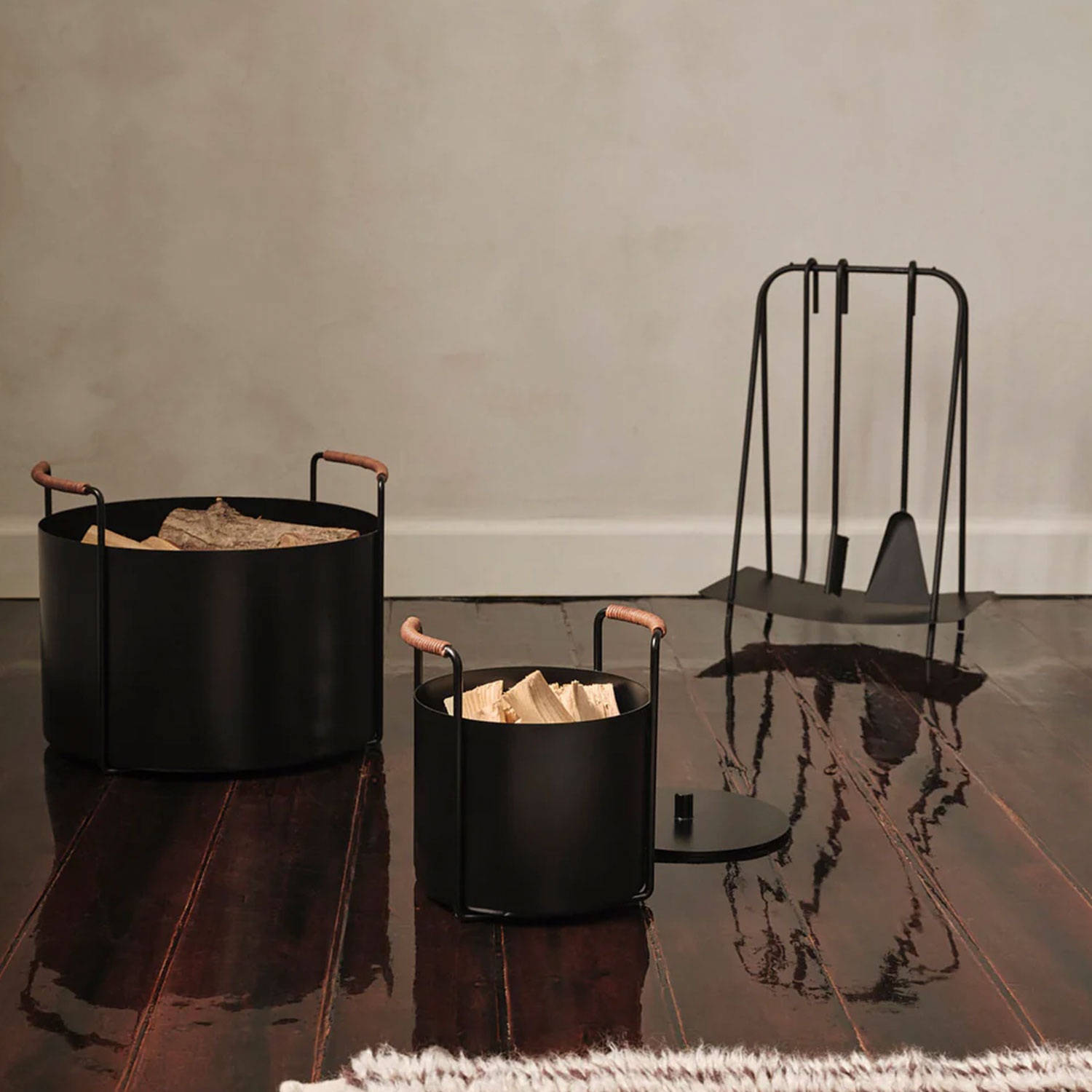 ferm LIVING Aschen Streichholzeimer Kindling Ash Bucket schwarz Arrangement 104676