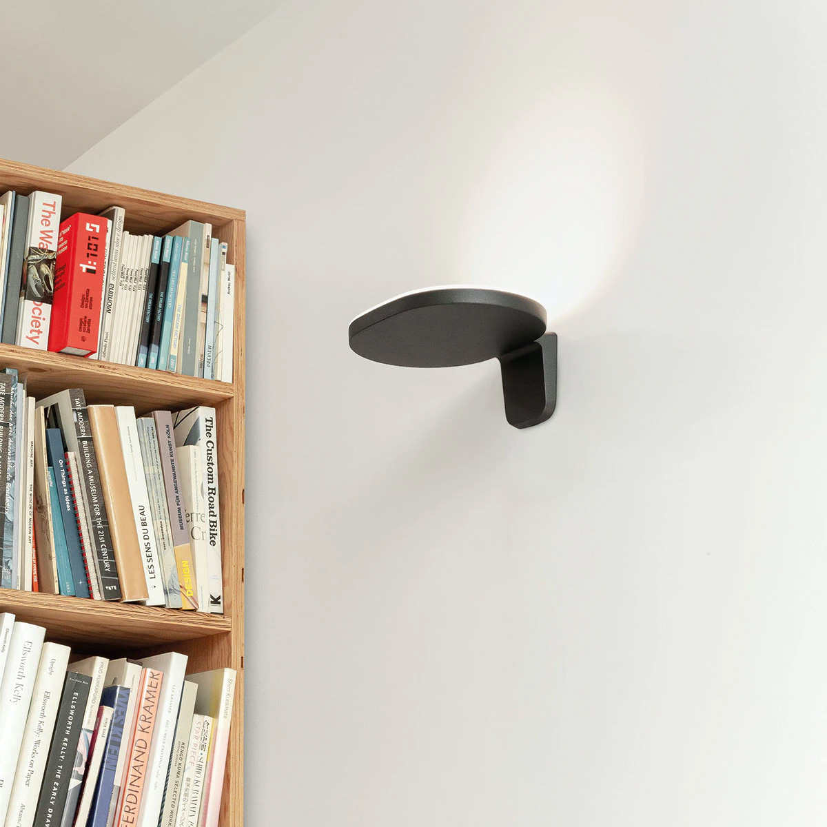 flos oplight schwarz neben regal 76192