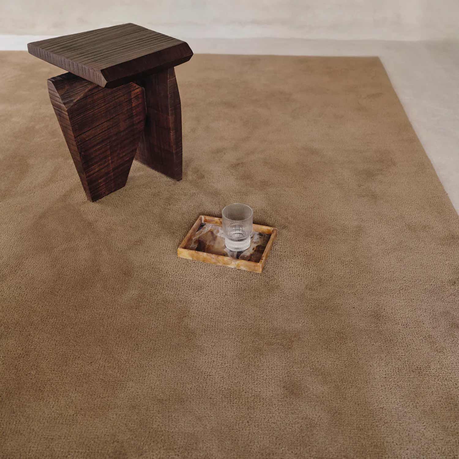 ferm LIVING Stille Tuftingteppich rechteckig toffee im Raum 104374