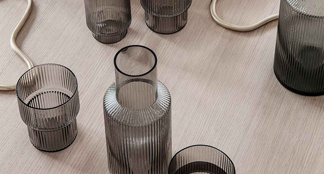 Ferm Living Gläser Ripple Gläser auf Tisch