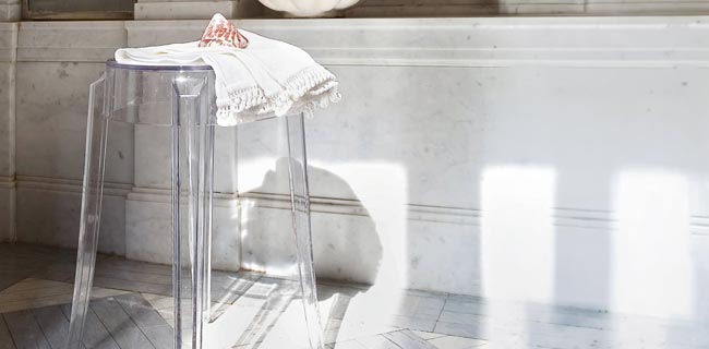 Kartell Hocker Ghost mit Tuch