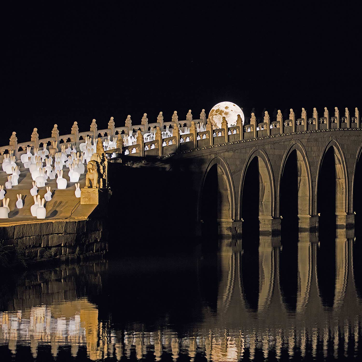 qeeboo rabbit leuchte gross bruecke seitlich 97581