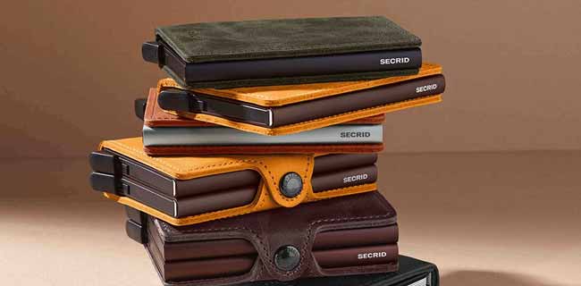 Secrid Slimwallet mehrere aufeinander vor braunem Hintergrund