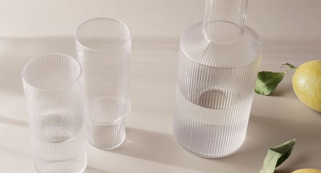 Ferm Living Ripple Ripple Karaffe auf Tisch neben Zitronen