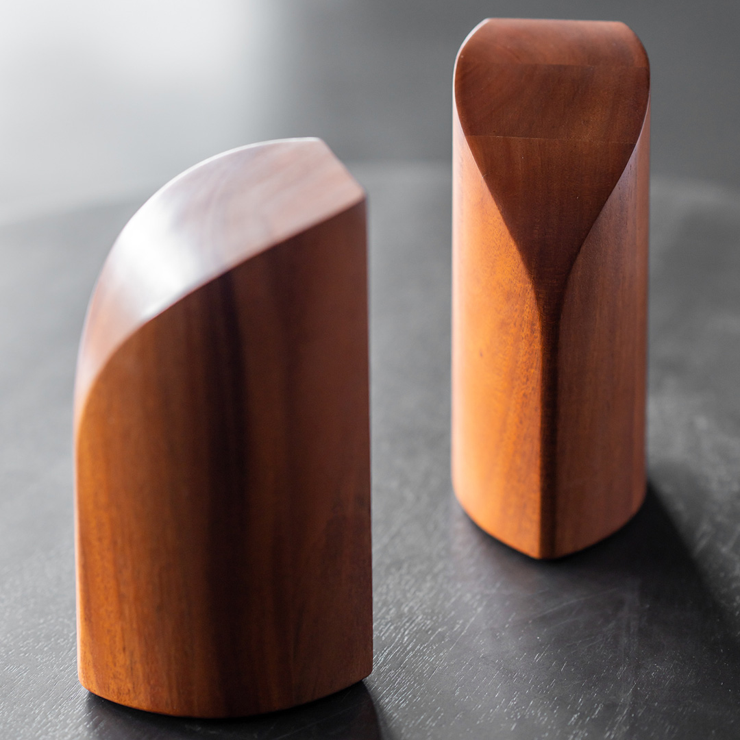 ethnicraft buchstuetzen mahagoni lifestyle close up 86390