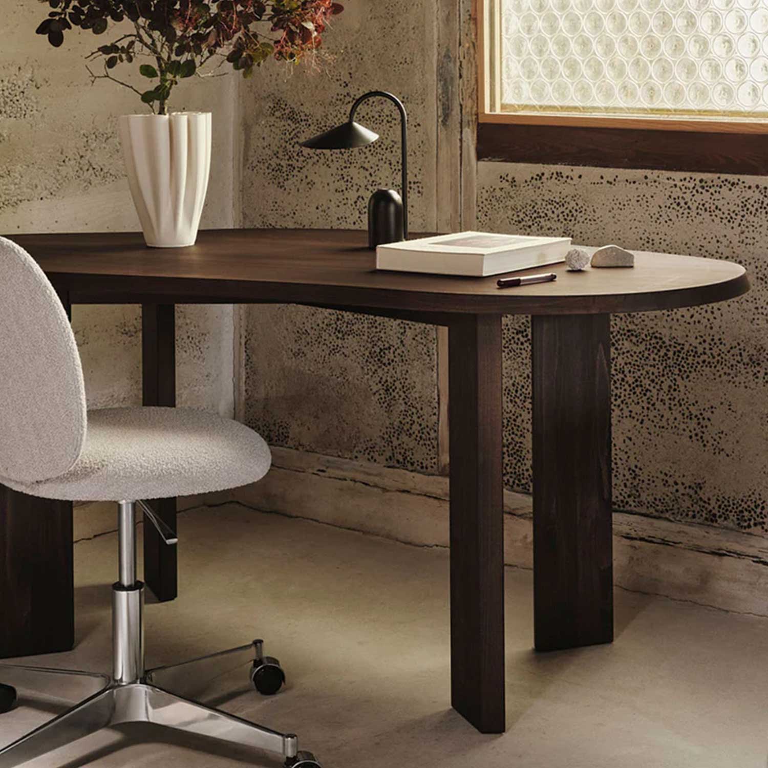 ferm LIVING Tarn Schreibtisch Buche dunkel gebeizt 1104270012 im Arbeitszimmer 104295