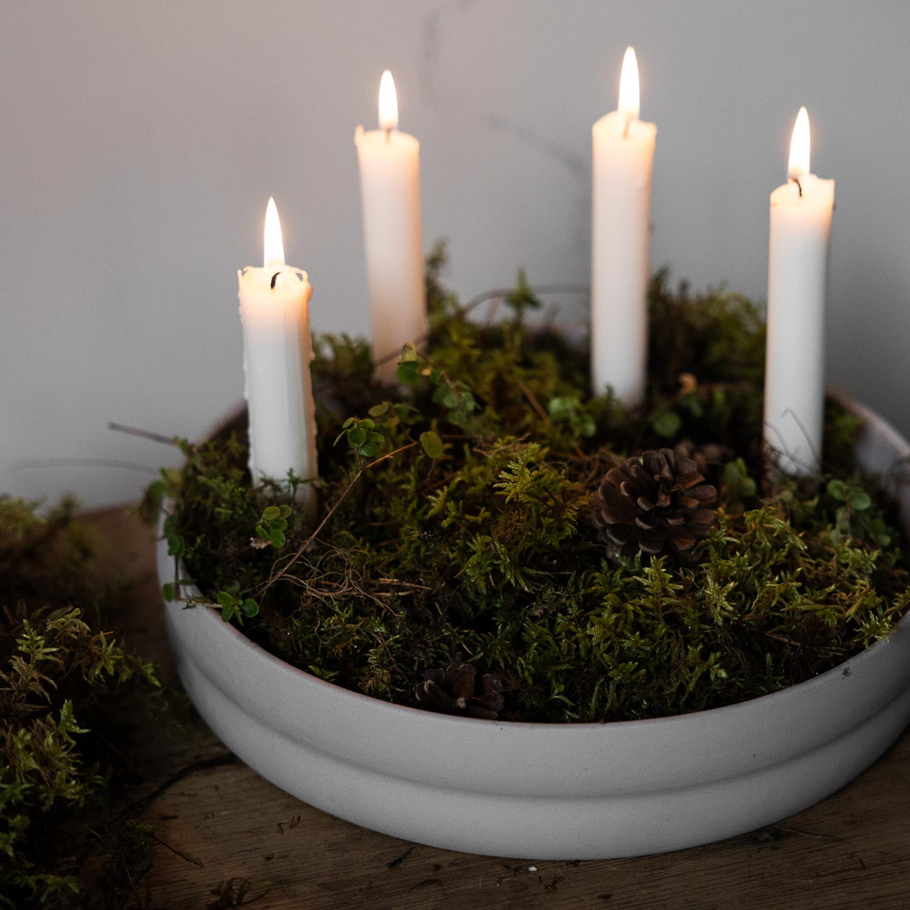 storefactory kvistholmen hellgrau mit kerzen und moos 106599