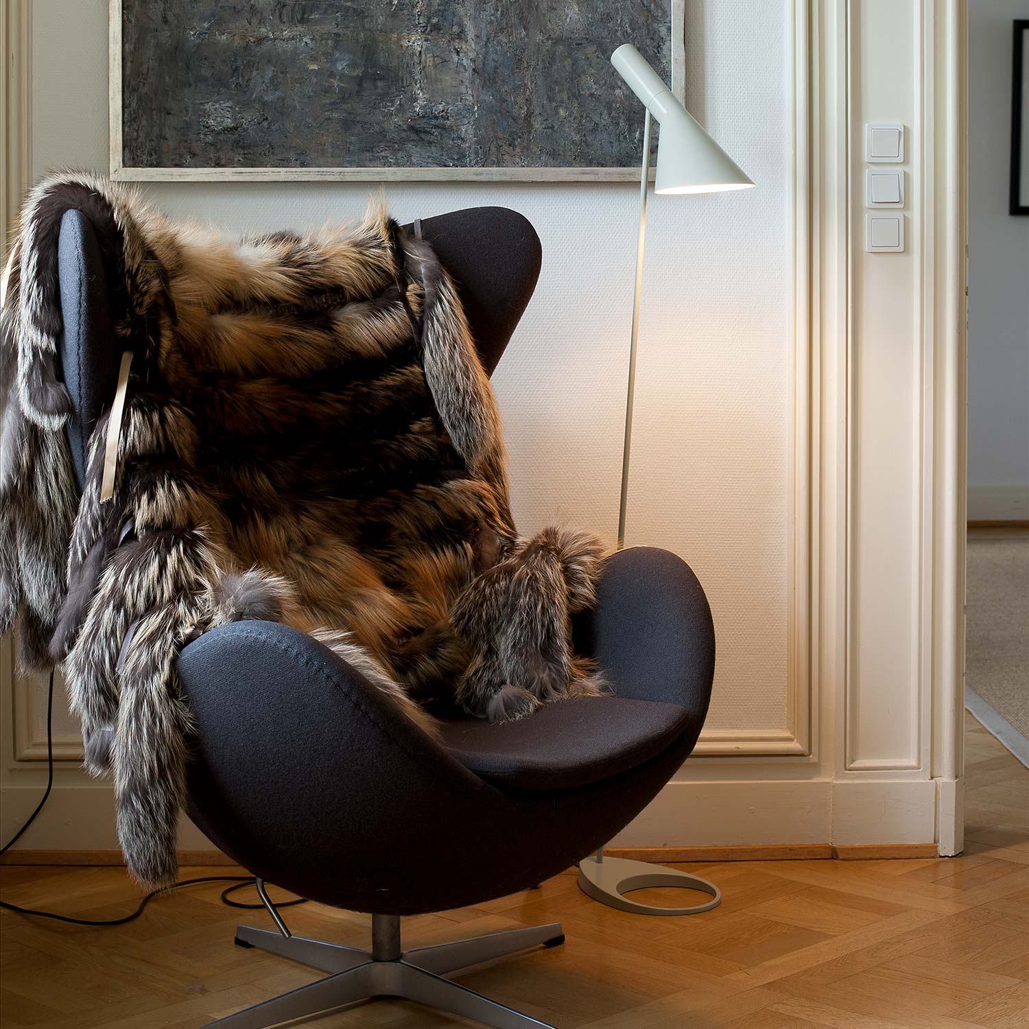 Louis Poulsen AJ Stehleuchte weiss neben sessel 106026