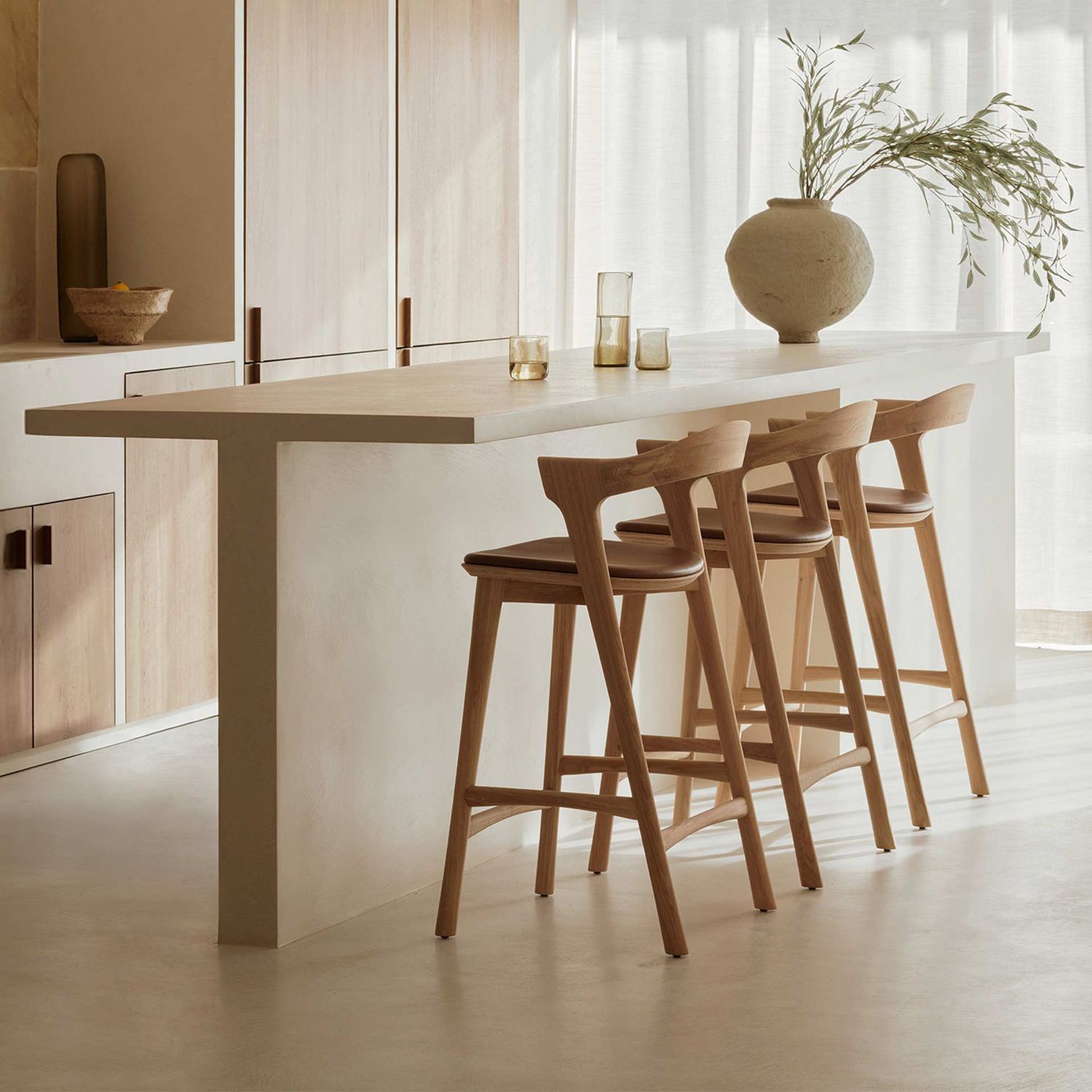 Ethnicraft - Bok Barhocker eiche lackiert cognac leder