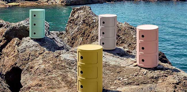 Kartell Componibili verschiedene Farben am Meer