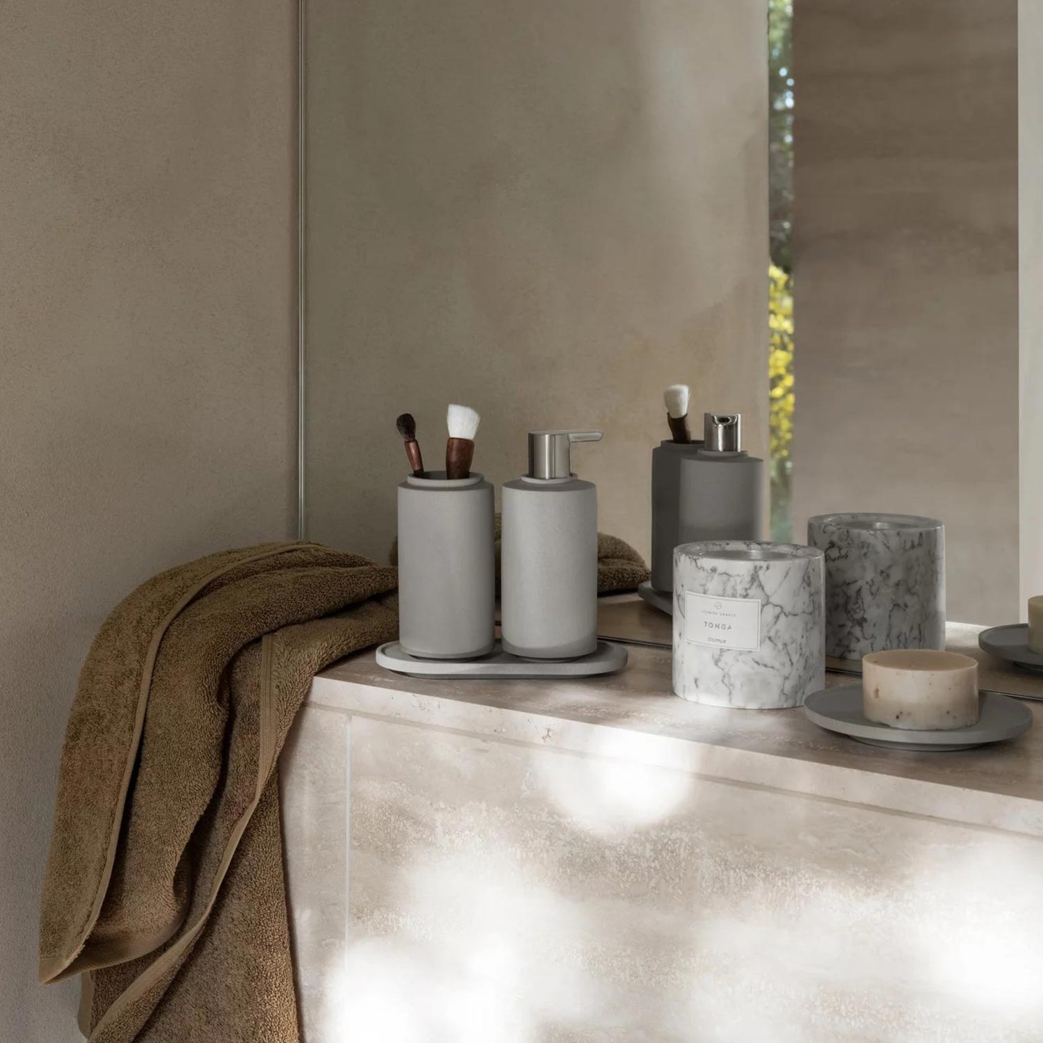 blomus CRETO Zahnputzbecher micro chip 65495 auf Ablage im Bad herausgezoomt 104873