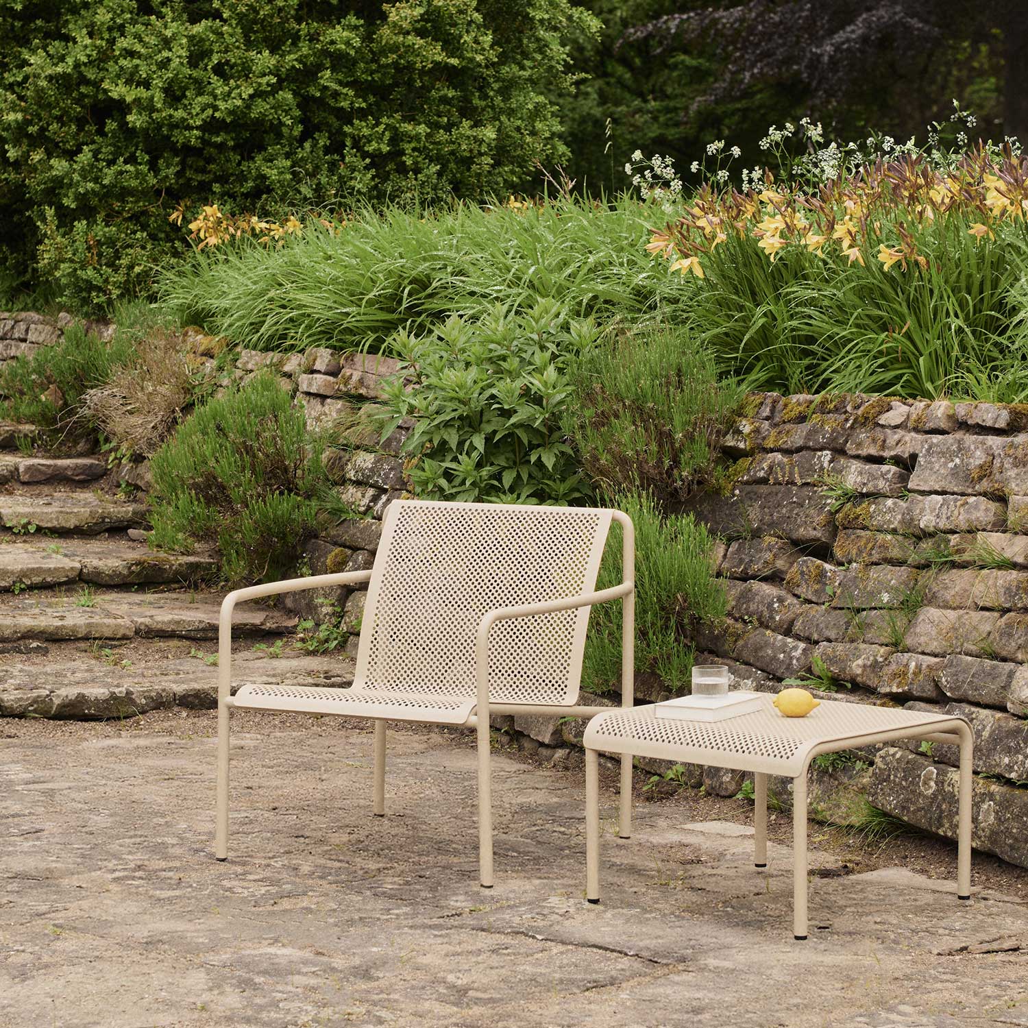 Ferm Living - Dapple Outdoor Stuhl breit cashmere