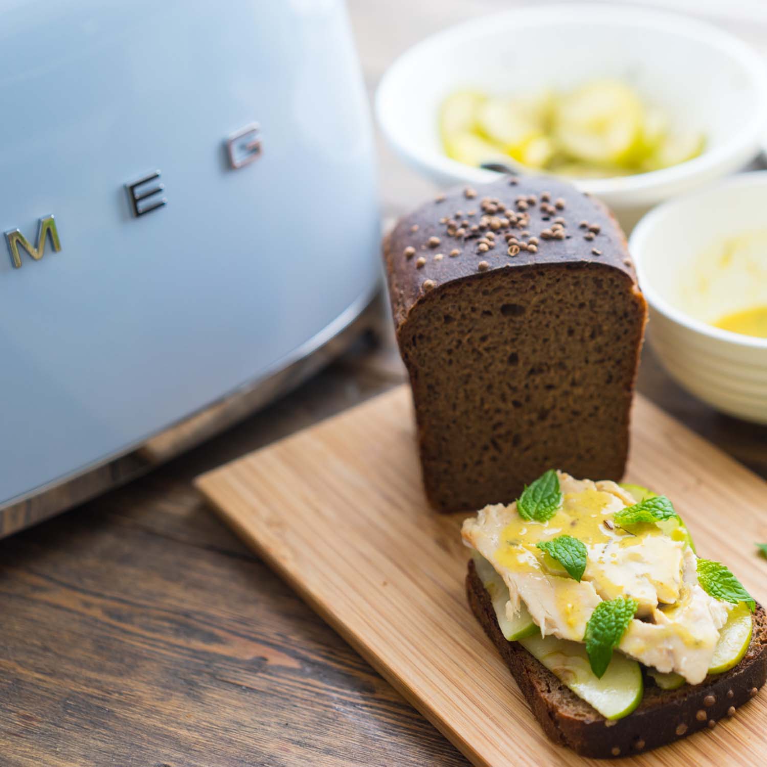 SMEG Toaster pastellblau TSF01 Brotserviervorschlag Dunkelbrot