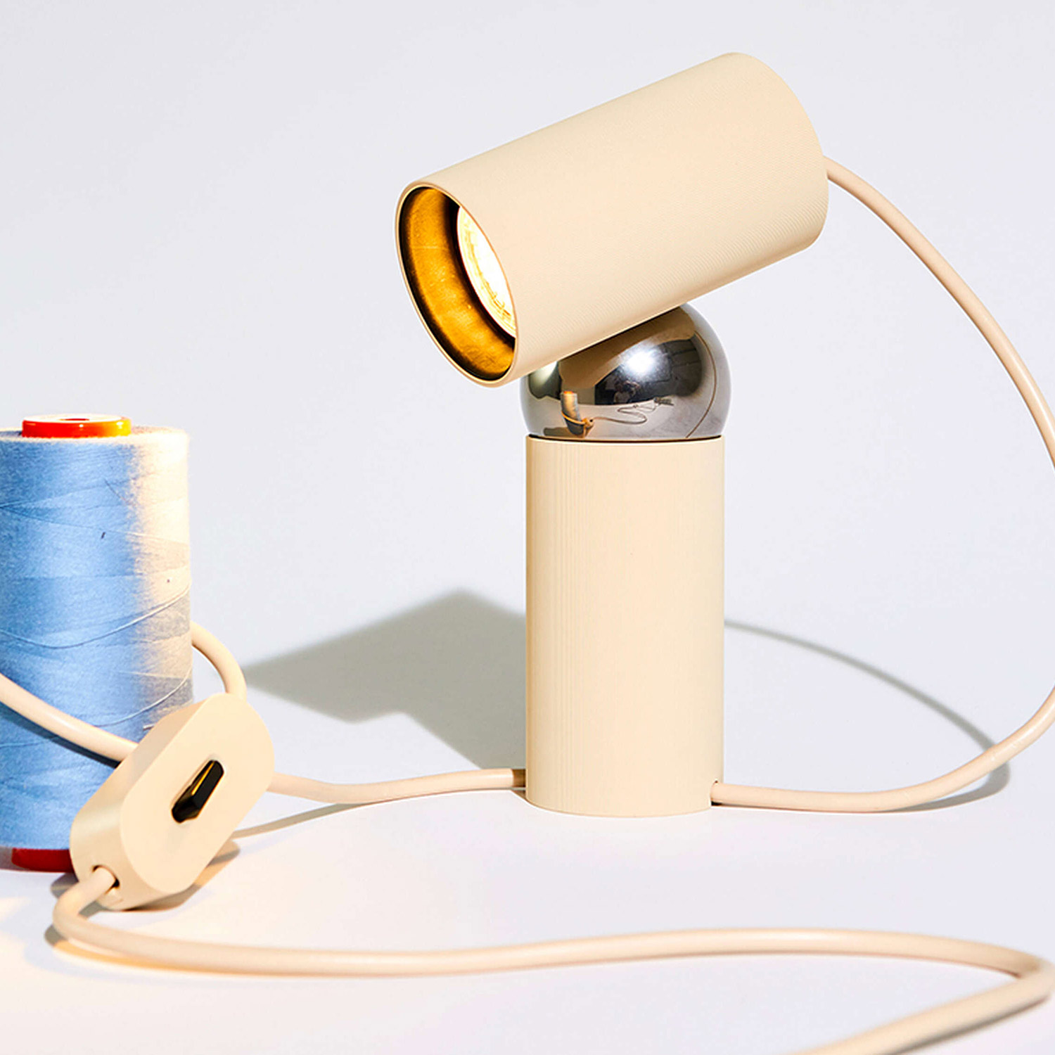 flos bilboquet tischleuchte linen leuchtend 97974