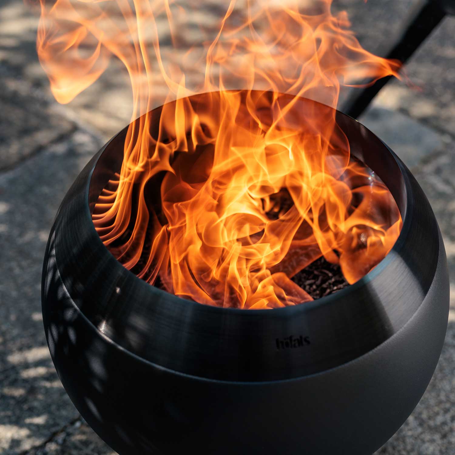 Höfats - MOON 45 all black Feuerkorb mit hohem Fuß