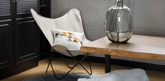 Butterfly Chair weiß im Schlafzimmer
