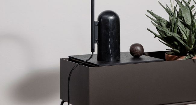 Ferm Living Tablett Holz-Tablett für Plant Boxen mit Lampe darauf