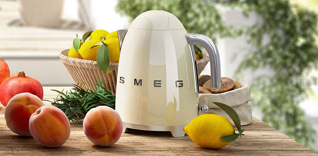 SMEG Wasserkocher creme auf Arbeitsplatte