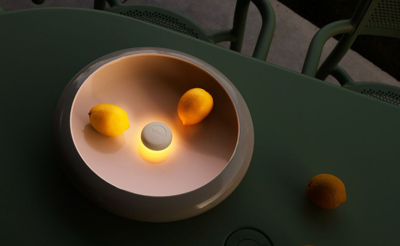 Outdoor Fatboy Oloha Tischlampe auf Tisch