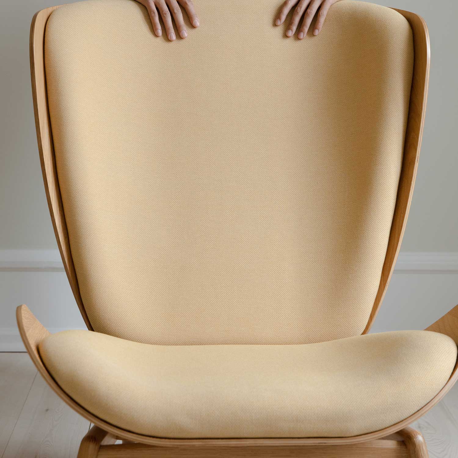 UMAGE The Reader oak summer sunshine detail 98086