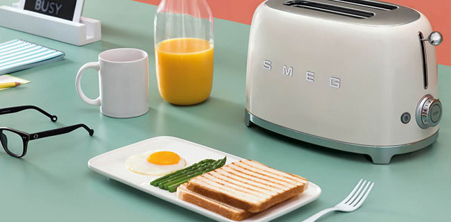 SMEG Toaster in weiß mit Orangensaft und Toast