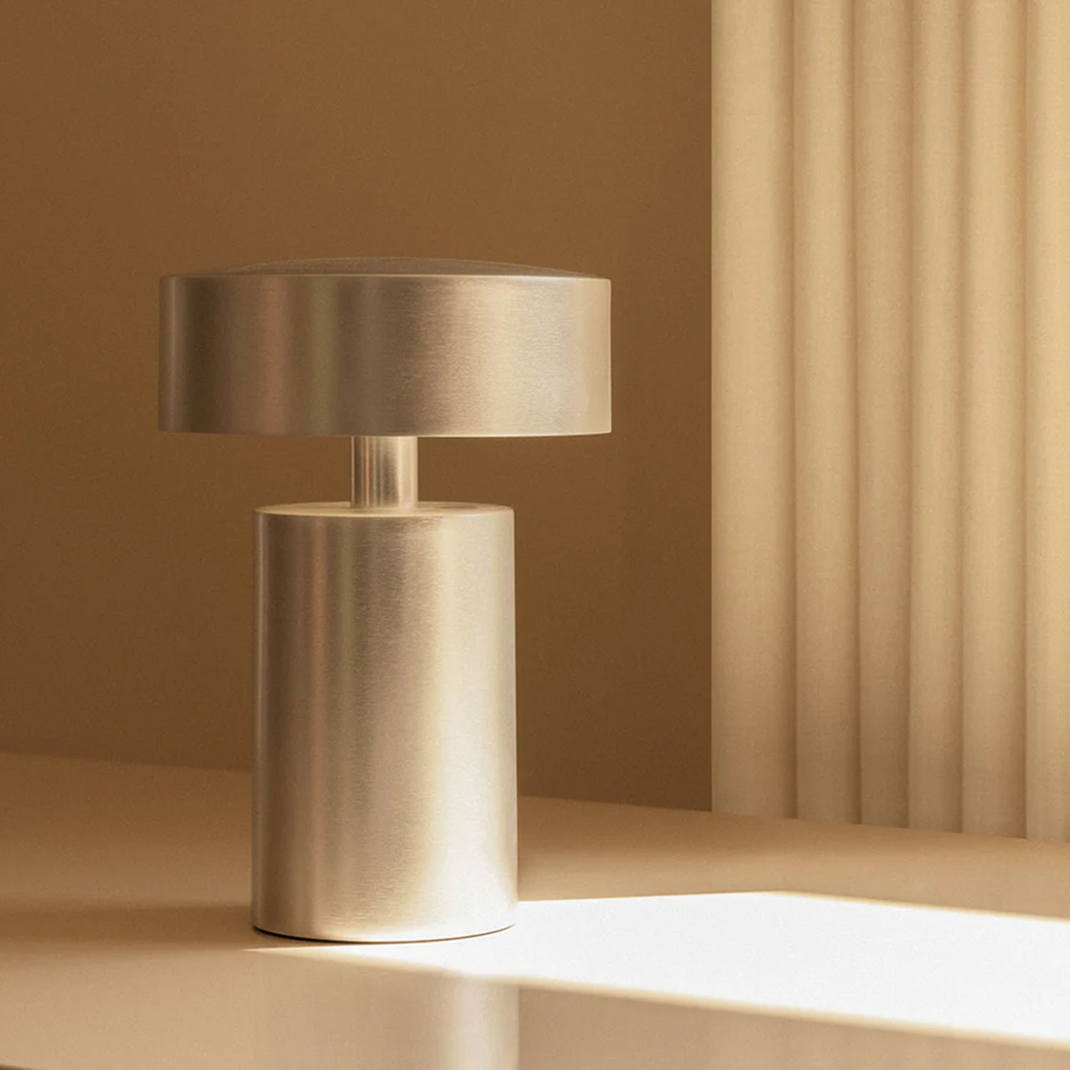 Audo - Column Tischleuchte Aluminium gebürstet