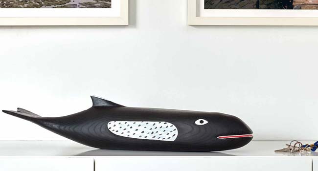 Vitra Eames House Whale auf Kommode