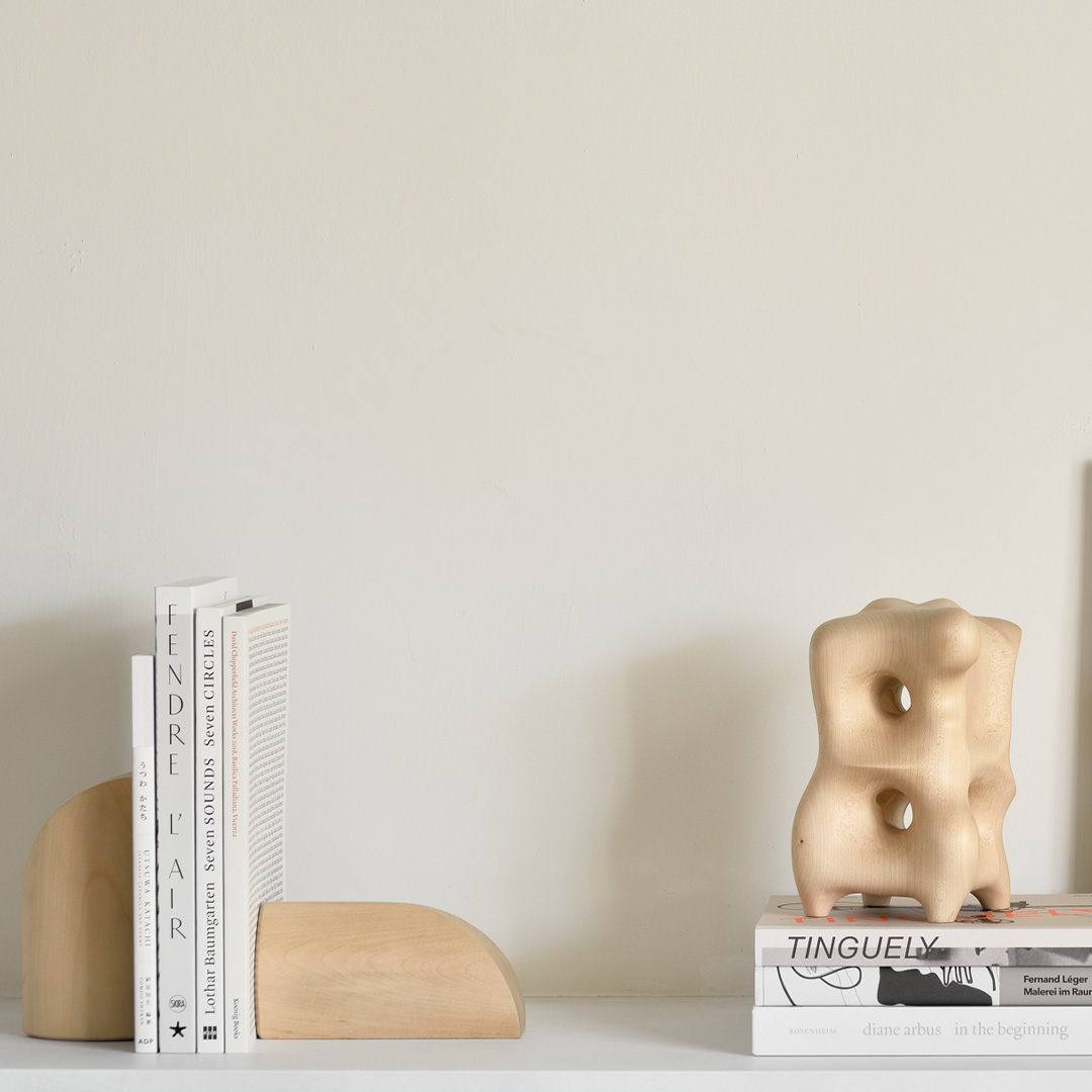 ethnicraft buchstuetzen bergahorn lifestyle close up 86383