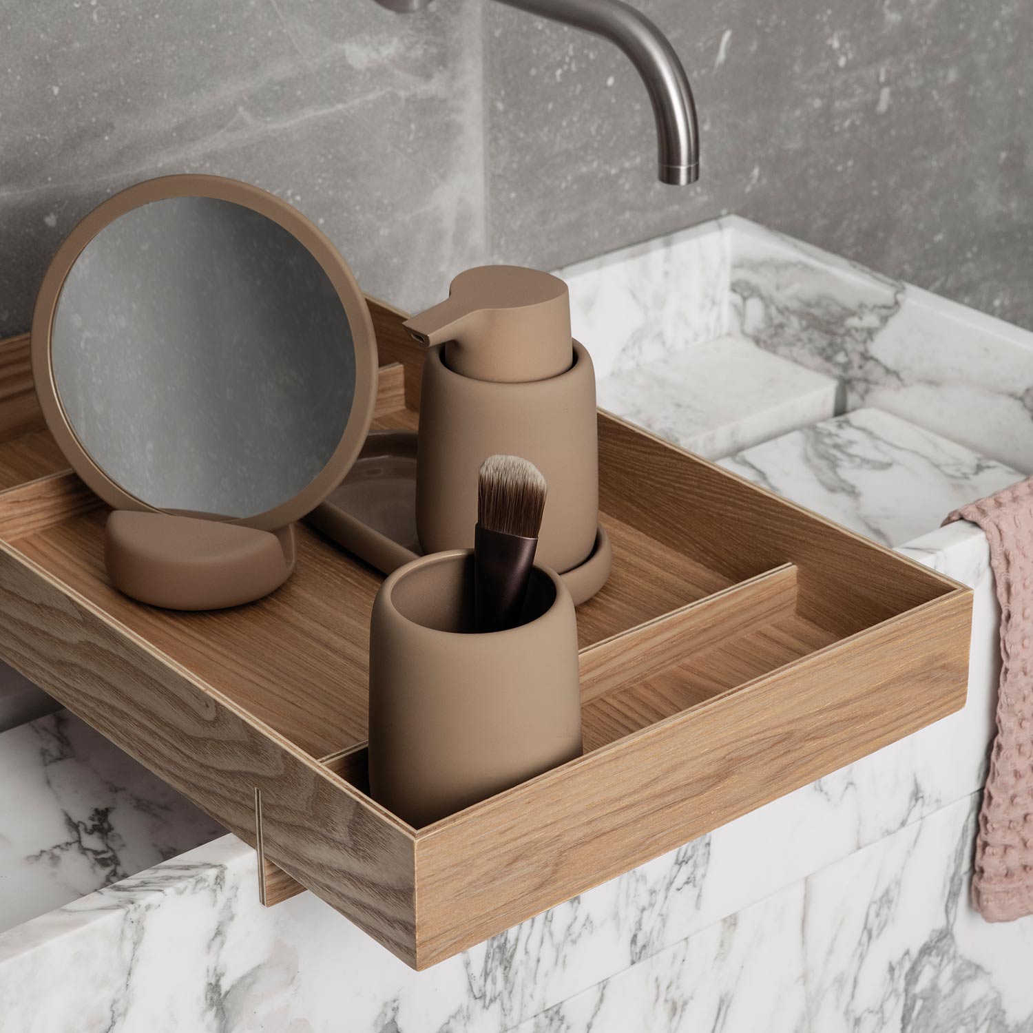 blomus sono kosmetikspiegel tan close up 82001