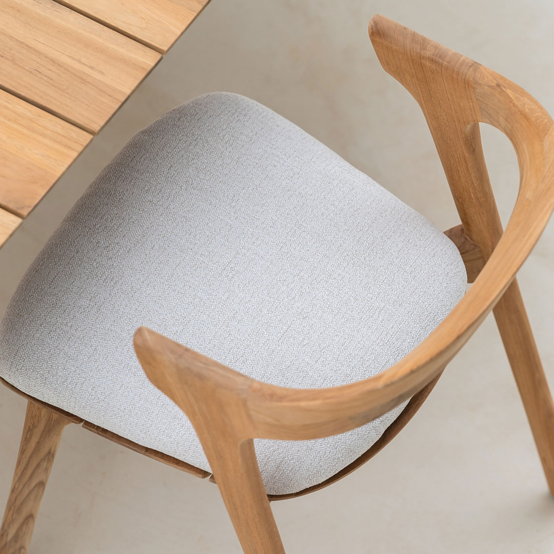 ethnicraft bok stuhl fuer draussen tafel ambiente nachts oben sitzkissen weiches weiss oben 84307