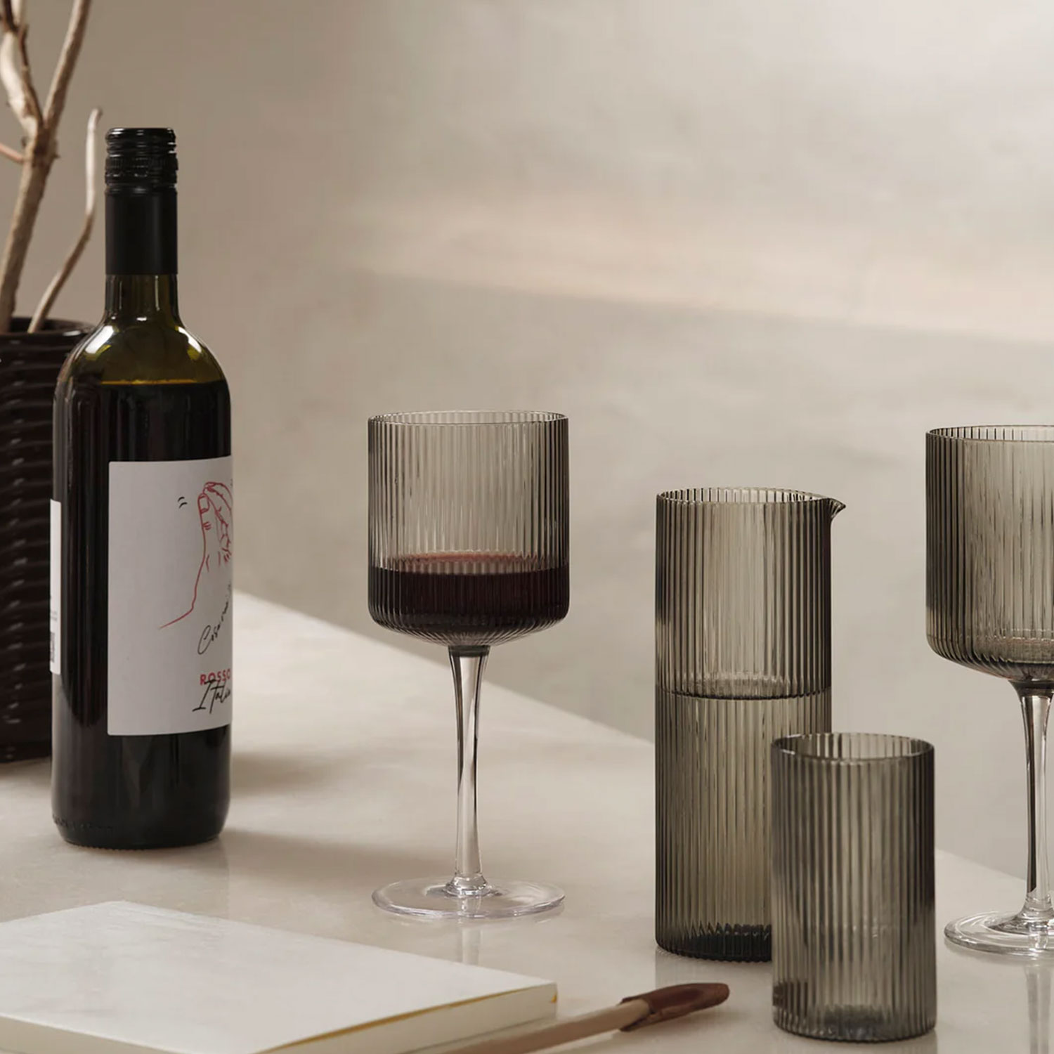 ferm LIVING Ripple Rotweinglaeser 2er Set smoked grey 1104270092 auf Tisch 104480