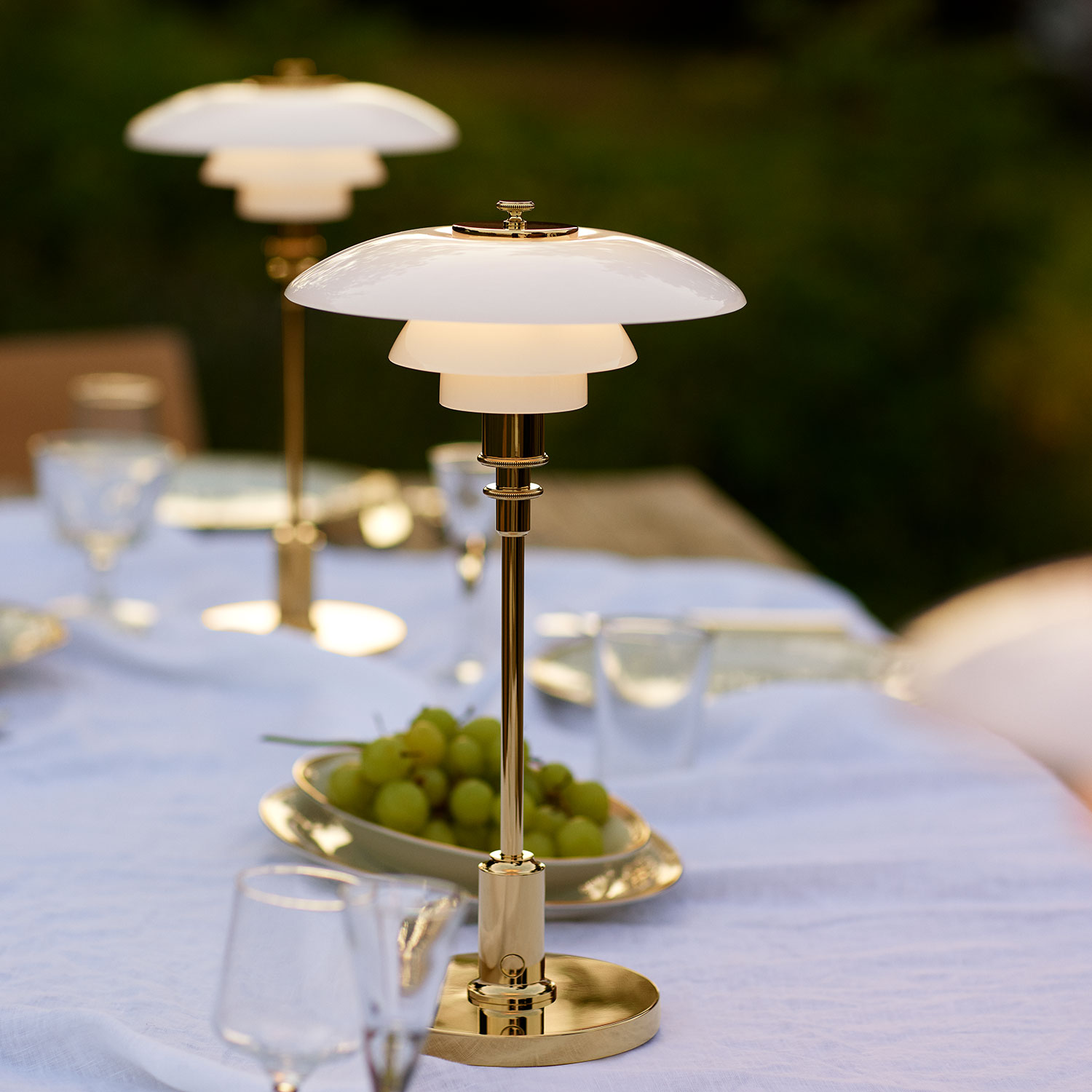 Louis Poulsen PH 2 1 Portable Tischlampe Messing auf esstisch 106280