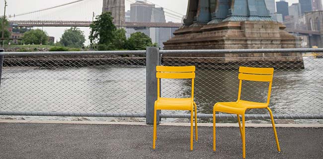 Fermob Gartenmöbel Luxembourg Stühle honig draußen