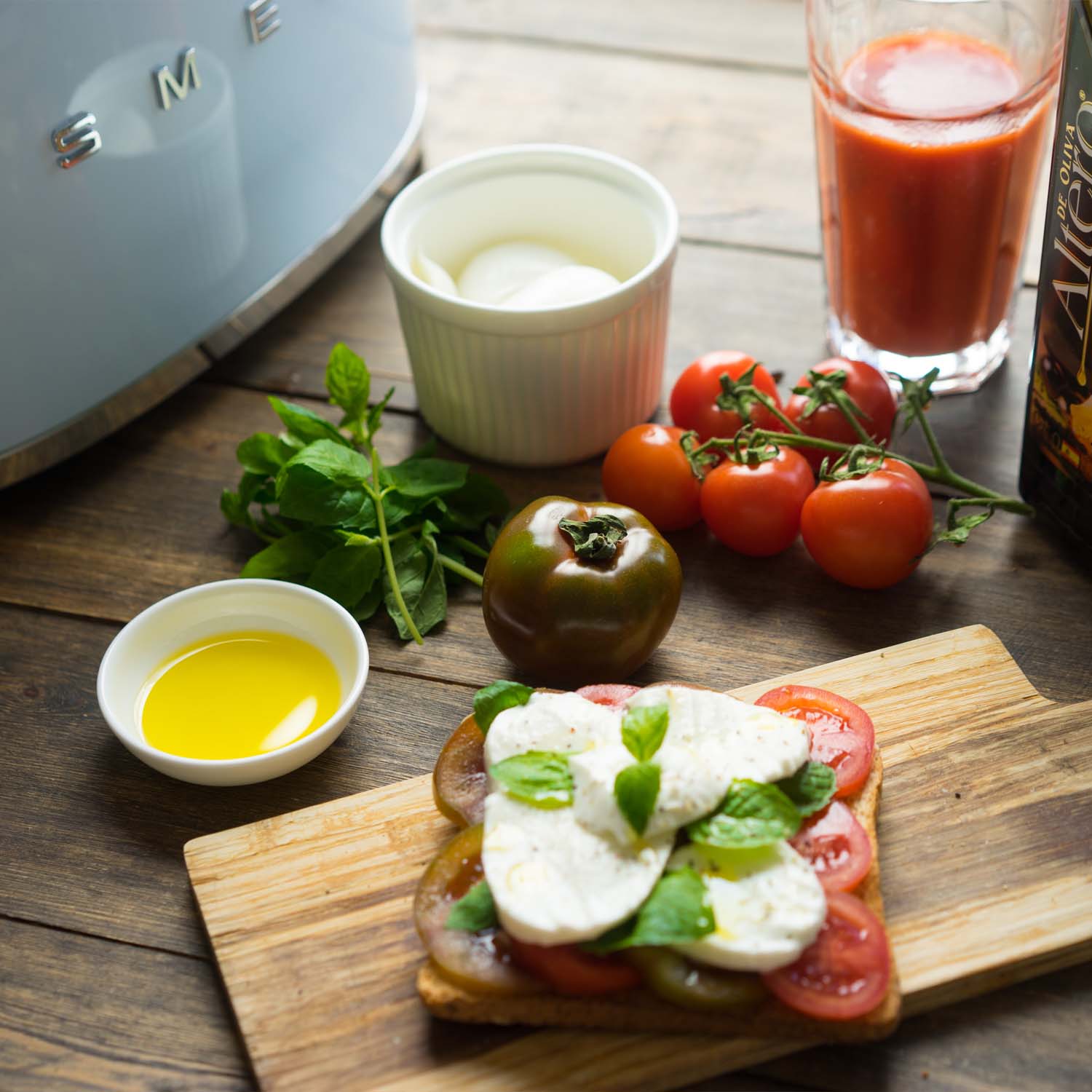 SMEG Toast Brot mit Tomate mit dem TSF01 Toaster