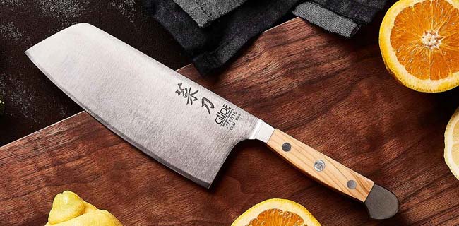 Güde Chai Dao auf Schneidbrett