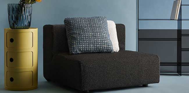 Kartell Componibili gelb neben Sessel