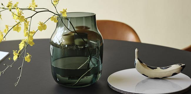 Muuto Silent Vase auf einem Tisch