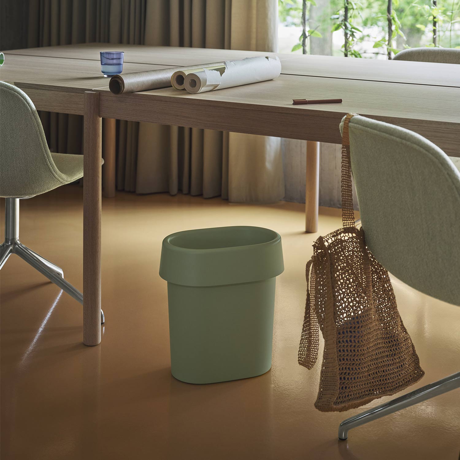 muuto reduce papierkorb light green tisch 97277