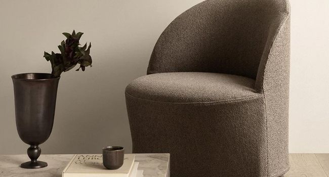 Audo Vase Pavot Vase auf Beistelltisch neben Loungesessel