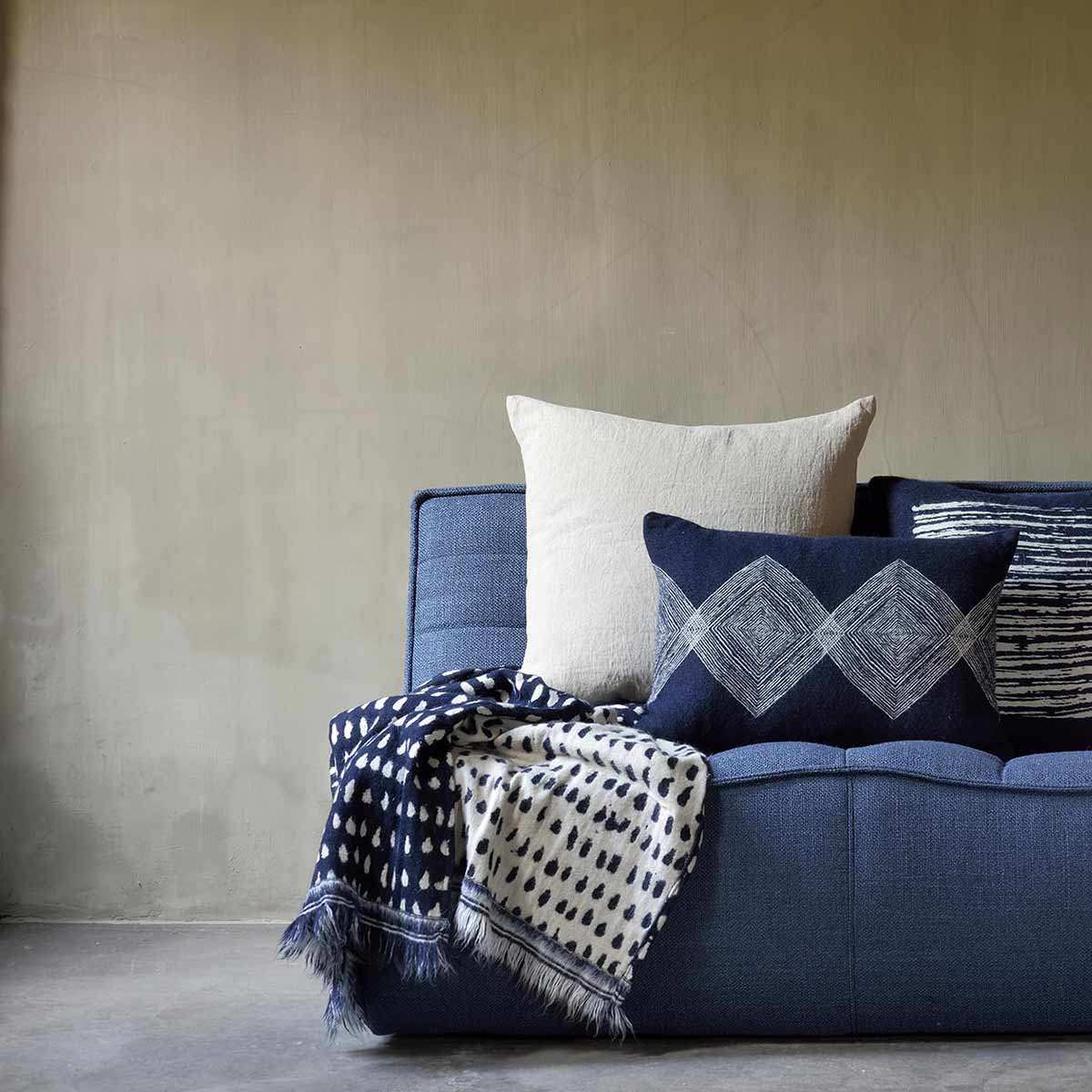 21053 lin sauvage kissen ethnicraft lifestyle blaues sofa 91520