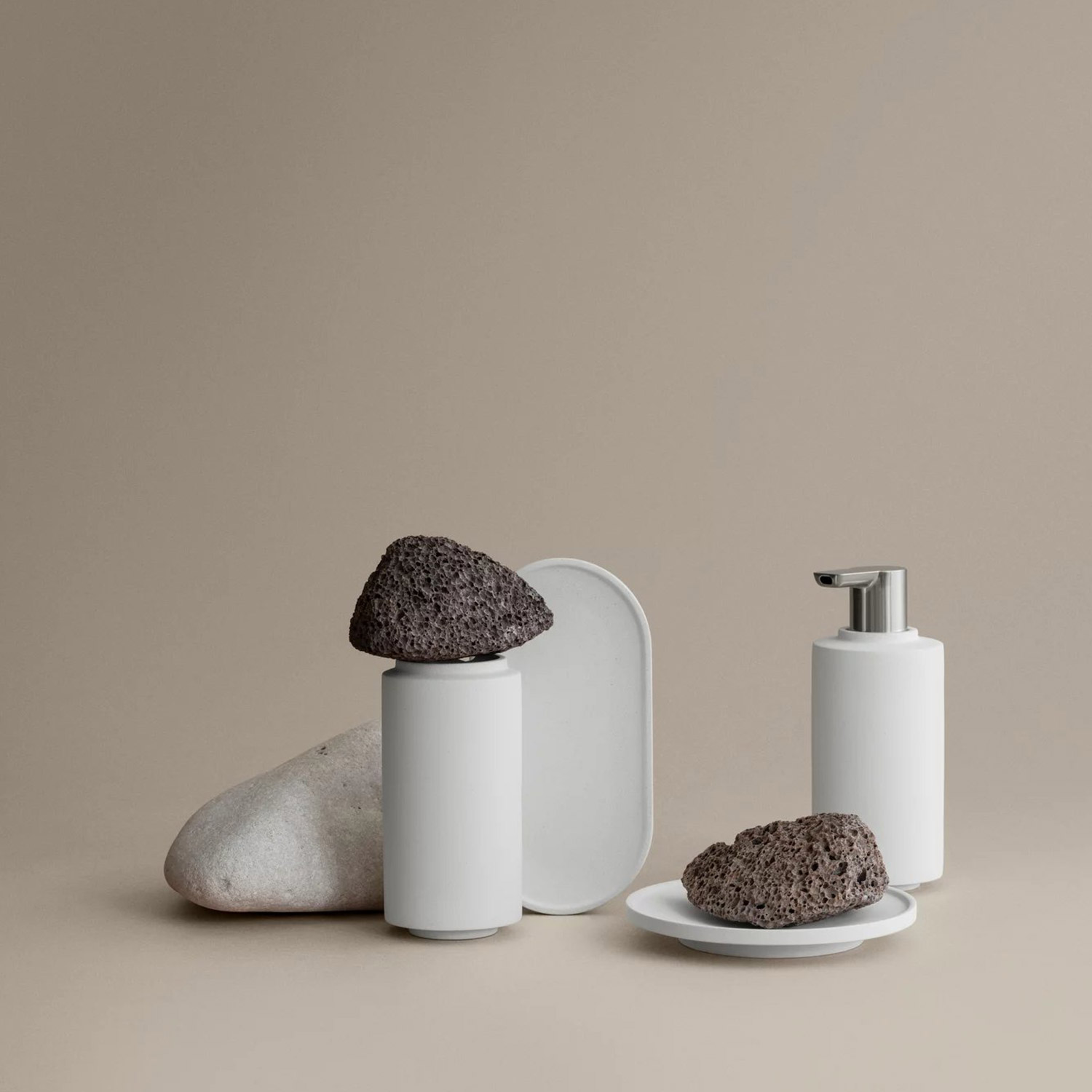 blomus CRETO Ablageschale lily white 65492 mit graeulichem Hintergrund 104891