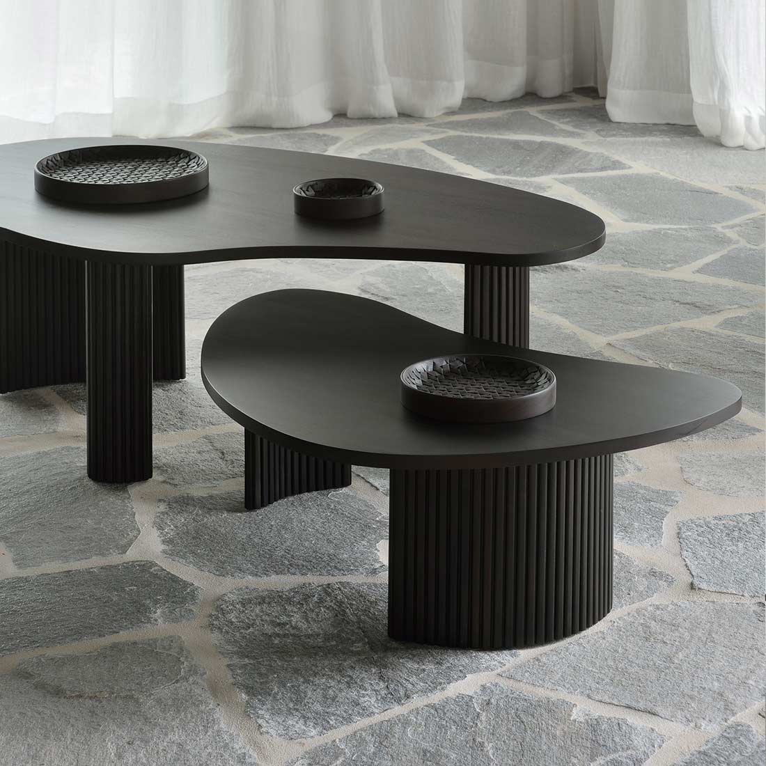 boomerang mahogany couchtisch ambiente ethnicraft close up 88816