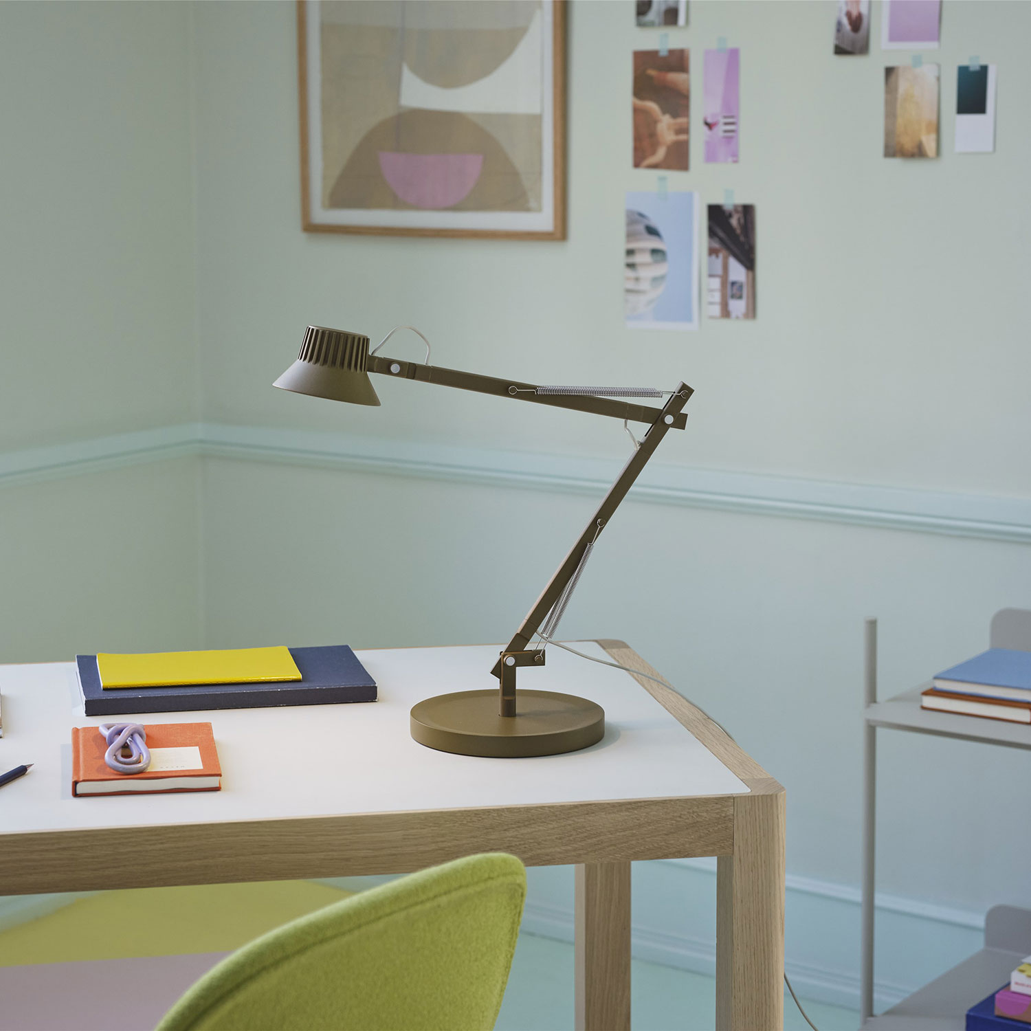 muuto Dedicate schreibtischleuchte S2 brown green 99349