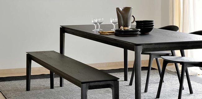 Ethnicraft Tisch Bok schwarz mit Stühlen und Bank