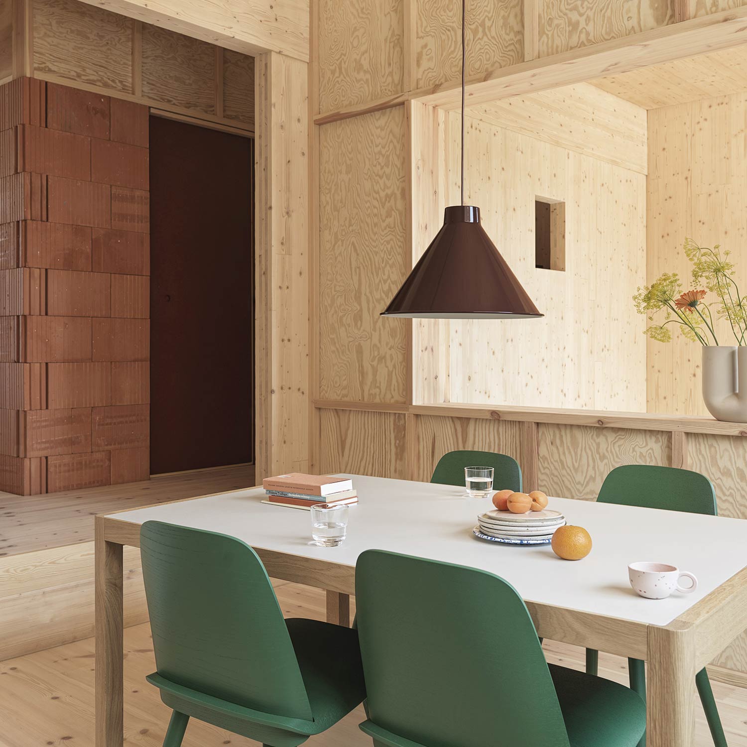 muuto top pendant leuchte ambiente rot esszimmer 84692