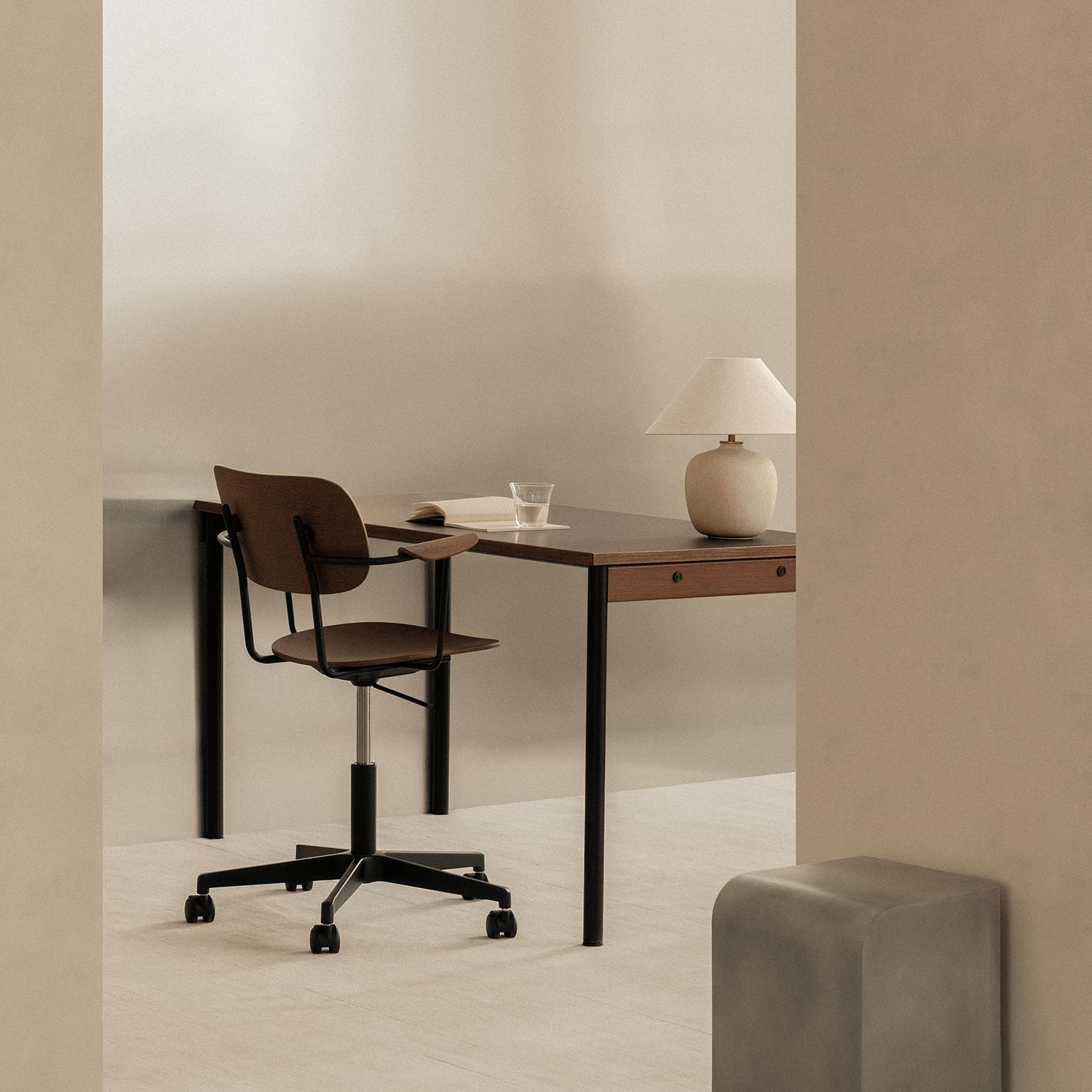 buerostuhl schwarz braun co task armlehnen audo 101209