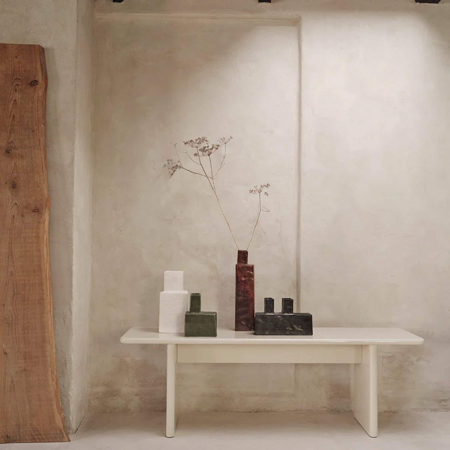 ferm LIVING Koa Vase auf Tisch 104469