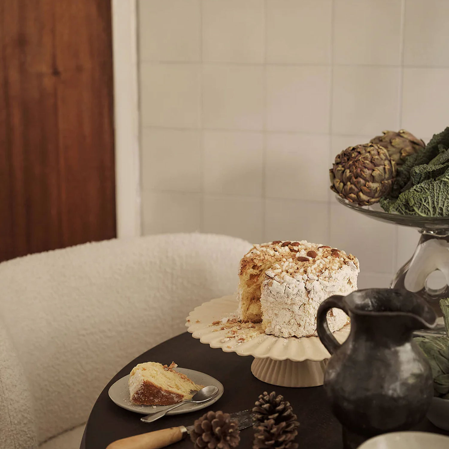 ferm LIVING Fountain Kuchenstaender Cake Stand auf Tisch 104436